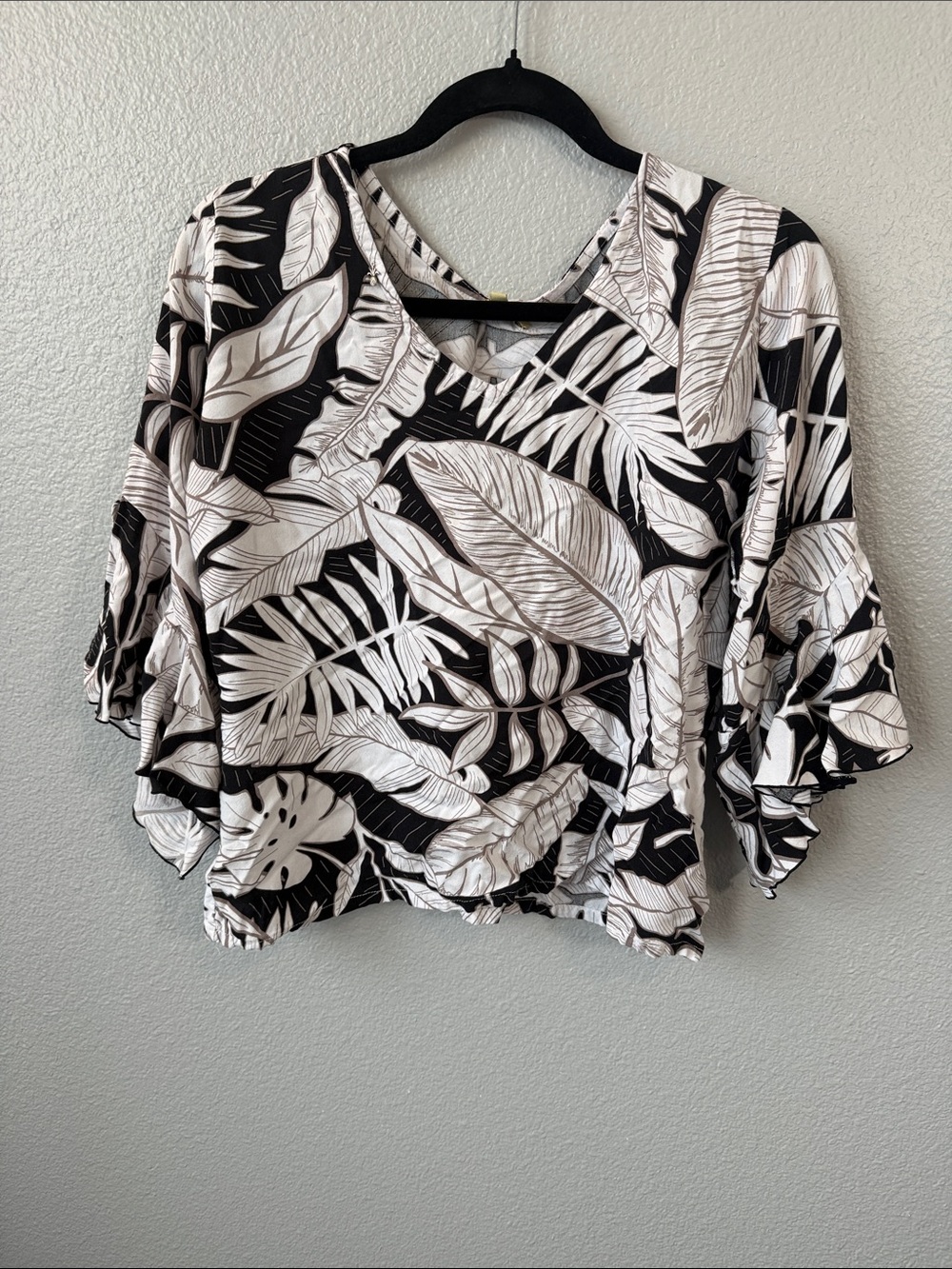 Black and White Leaf Print V-Neck Women's Top